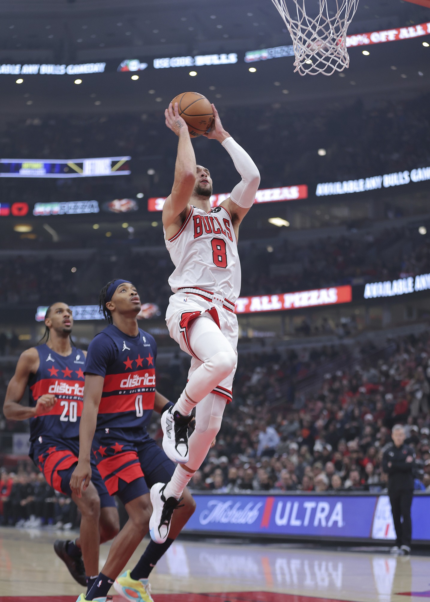 赛后芝加哥公牛回应争议——亚冠节点到来，悬念犹存，身体对抗强度拉满(荒原狼为什么怕氪星人)