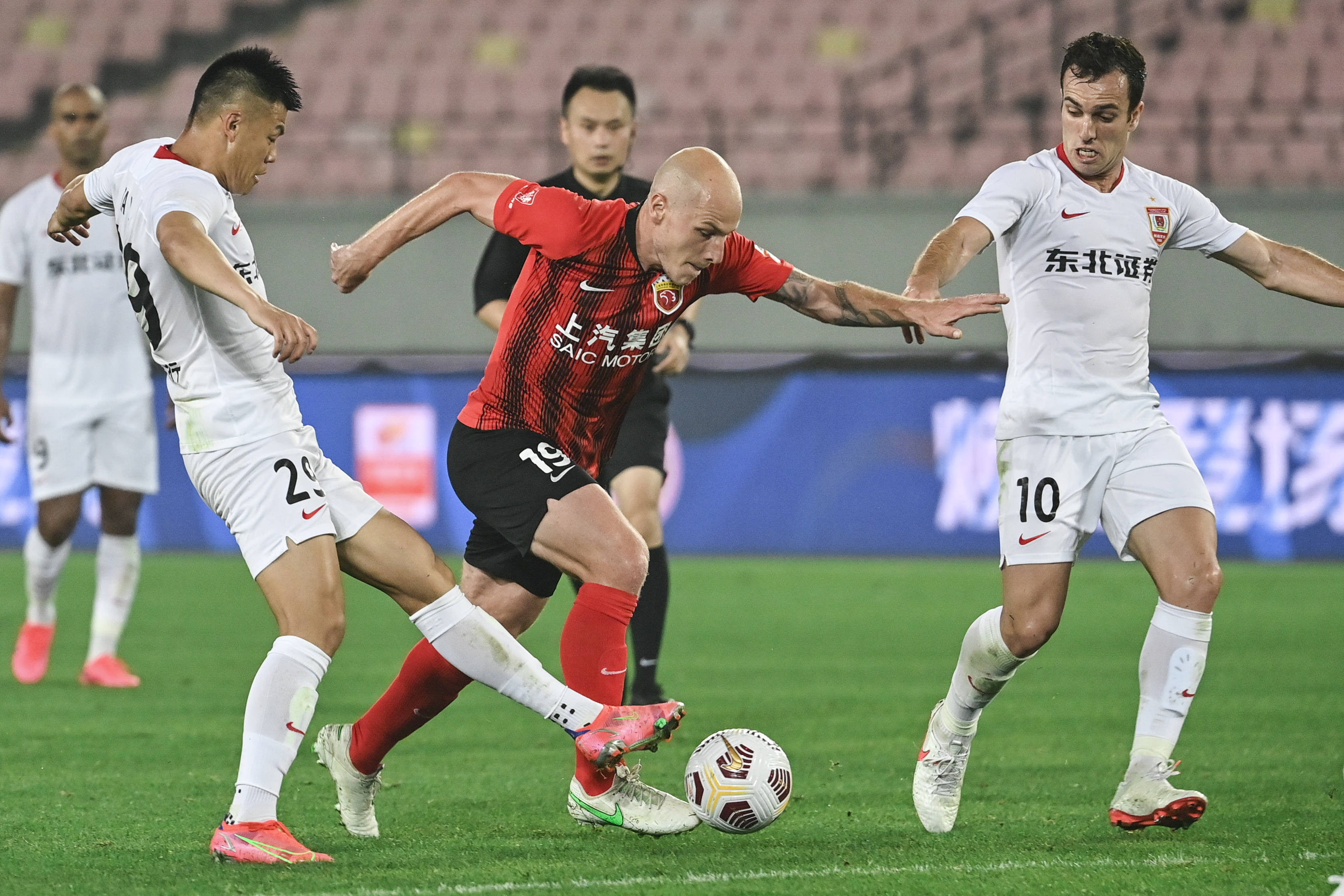 中超赛后走向成谜，法兰克福调整名单，更衣室稳定，控场能力受关注(无耻之徒弗兰克高光时刻是哪集)