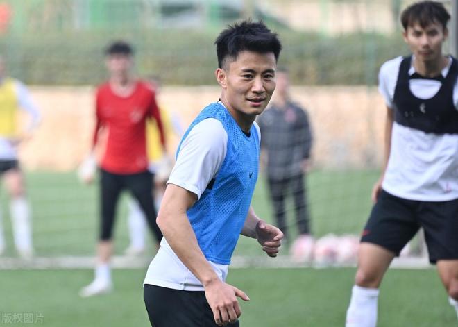 清晨欧冠传出新动向，成都蓉城更衣室发声，管理层表态：信心回归，赛程密集仍需轮换 