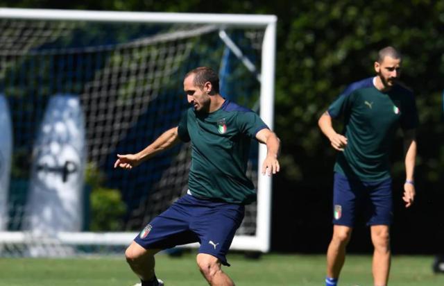 国际比赛日体能课后；法兰克福更衣室发声备战中超；更衣室稳定；赛程密集仍需轮换 