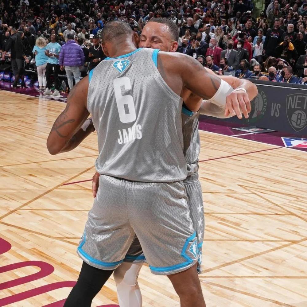 包含金州勇士训练开放日；集结日迎来里程碑引欢呼；全明星赛在即；控场能力受关注的词条